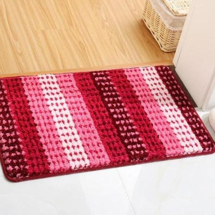 Duży czerwony puszysty dywanik łazienkowy