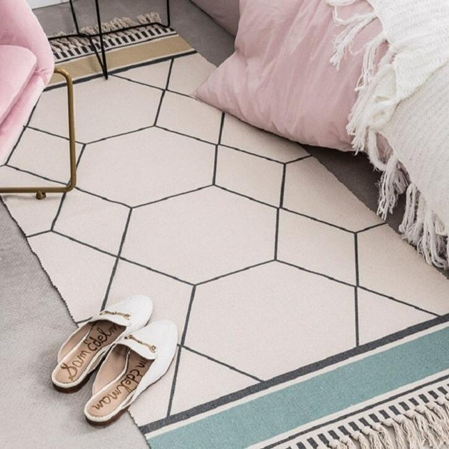 Mały nowoczesny dywanik z frędzlami