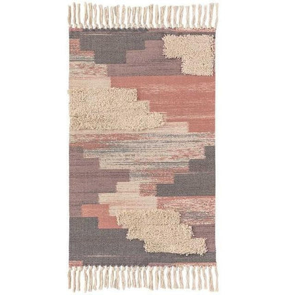 Mały różowy dywanik w stylu boho