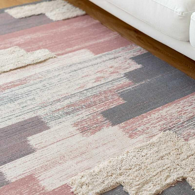 Mały różowy dywanik w stylu boho