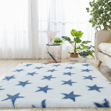 Niebiesko-biały dywan shaggy w gwiazdy