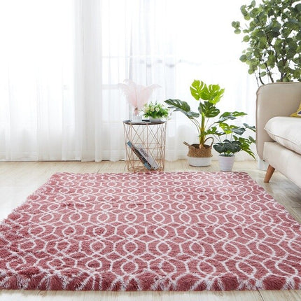 Czerwono-biały dywan shaggy w geometryczne wzory