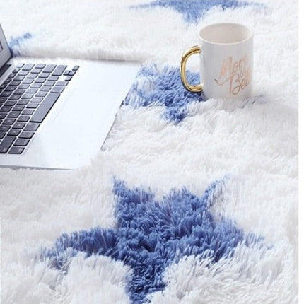 Niebiesko-biały dywan shaggy w gwiazdy