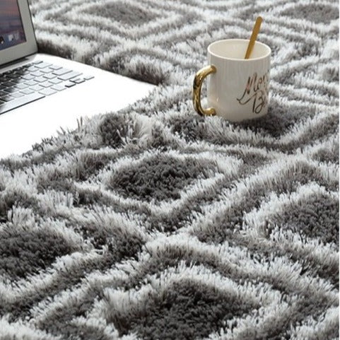 Biało-ciemnoszary dywan shaggy w stylu berberyjskim