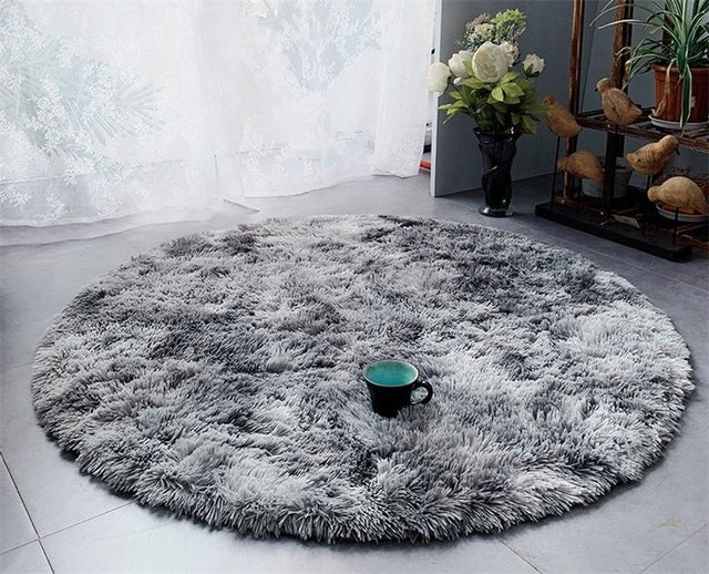 Okrągły puszysty dywan shaggy jasnoszary