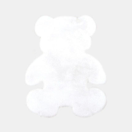 Biały dywanik futrzany w kształcie misia