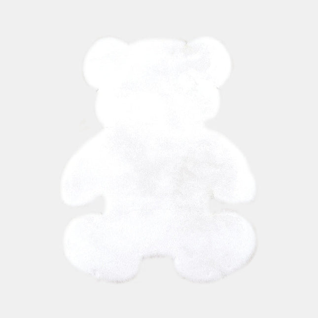 Biały dywanik futrzany w kształcie misia