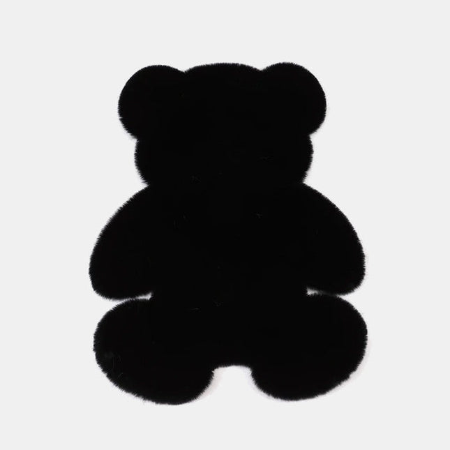 Czarny dywanik futrzany w kształcie misia