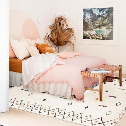 Biały dywan etniczny w stylu berberyjskim