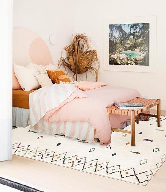 Biały dywan etniczny w stylu berberyjskim