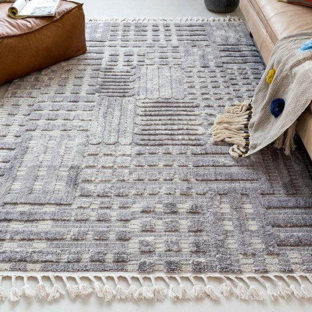 Kwadratowy szary dywan w stylu berberyjskim