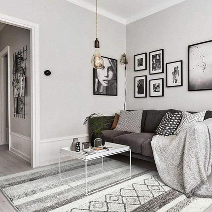 Szaro-biały dywan w stylu berberyjskim