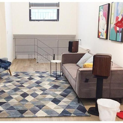 Niebiesko-biały dywan geometryczny do salonu