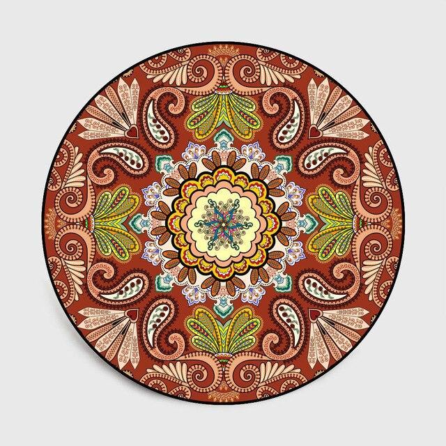 Okrągły dywan z orientalnym wzorem