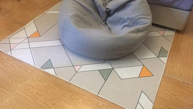 Żółty dywan w geometryczne wzory