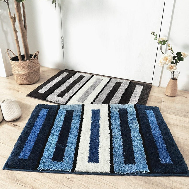 Niebiesko-biały dywanik łazienkowy w pasy