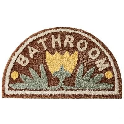 Żółty półokrągły dywanik w kwiaty