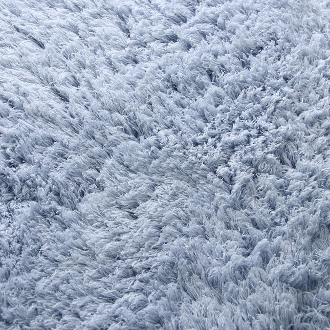 Szary puszysty dywanik do łazienki