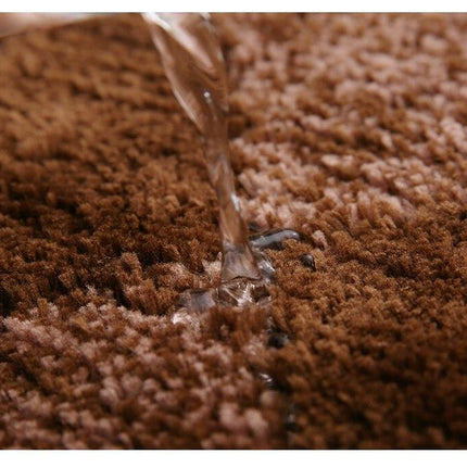 Chłonny brązowy dywanik do łazienki