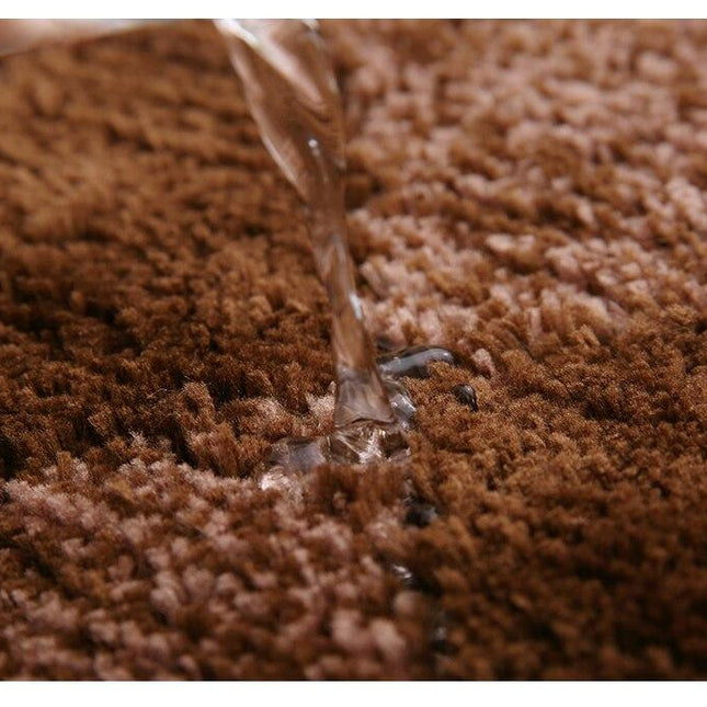 Chłonny brązowy dywanik do łazienki