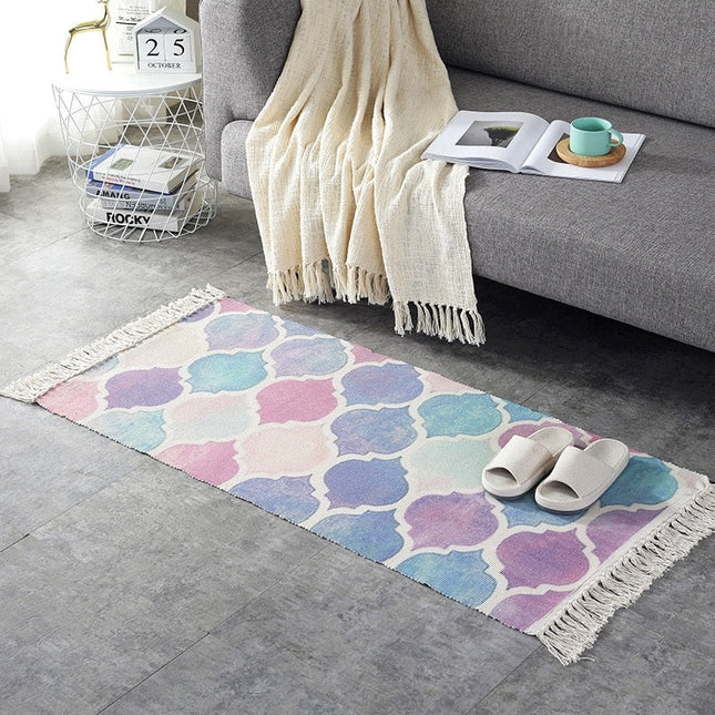 Kolorowy dywan do salonu z frędzlami