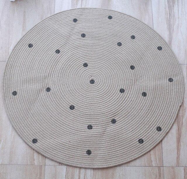 Okrągły dywan jutowy w czarne kropki