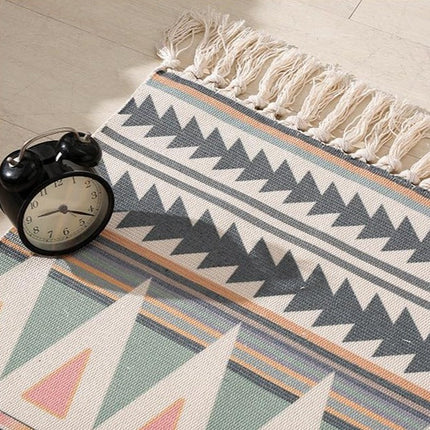 Długi dywanik do sypialni geometryczny