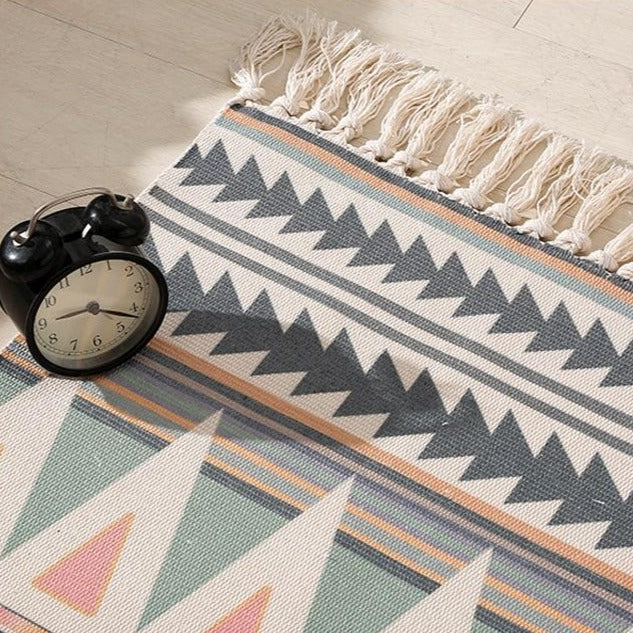 Długi dywanik do sypialni geometryczny