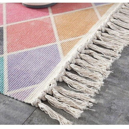 Różowy dywan w romby z frędzlami