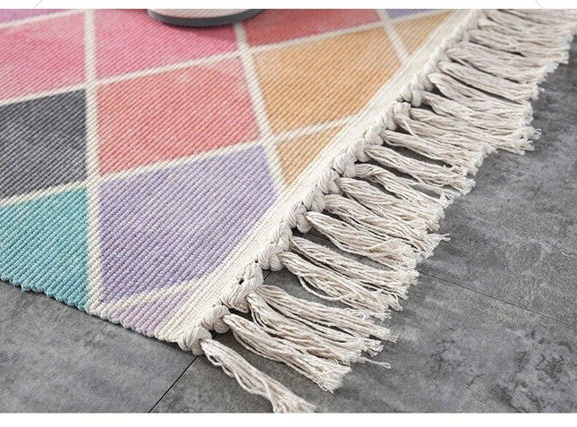 Różowy dywan w romby z frędzlami