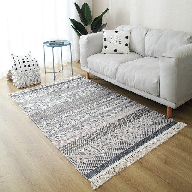 Beżowy dywan w marokańskie wzory