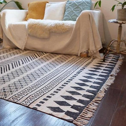 Cienki dywan orientalny w stylu kilim